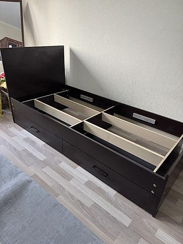 bunk bed: Односпальная кровать с подъемным основанием и системой хранения. Также — 1