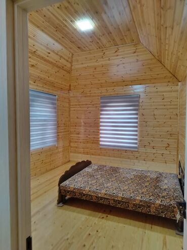 Obşivka: Taxta daxili tərtibatlı komfortlu ev - Ümumi plan: geniş salon, yataq — 1