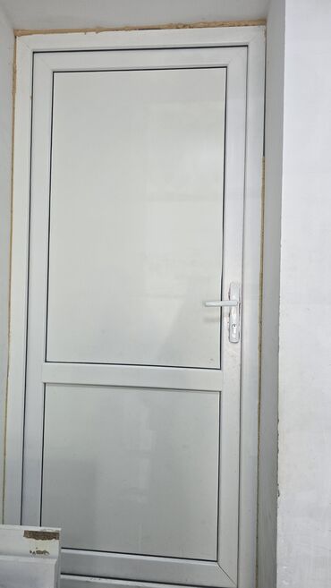 pvc qapi: Ağ Plastik qapi. cox az işlenmiş.Teze kimisidir. hec bir problemi