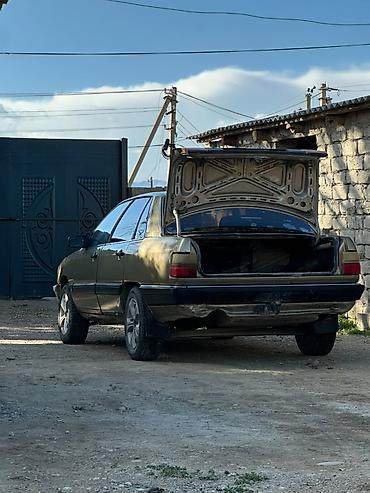 рул: Audi 100: 1984 г., 2 л, Кол менен иштөөчү, Лифтбек — 3