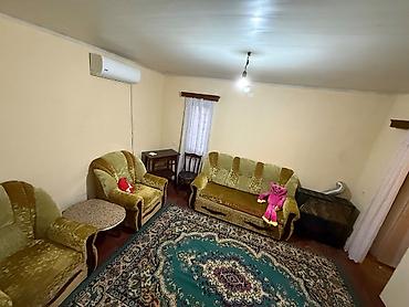 kesle qesebesde kiraye evler: 2 otaqlı həyət evi – tam mebellə - Geniş və işıqlı zal: divan, 2 — 3