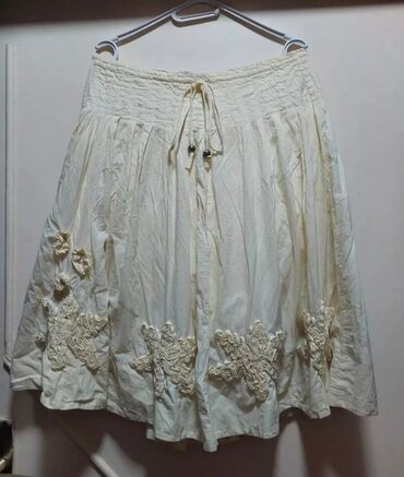 Suknje: Suknja lepog dizajna sa elegantnim detaljima, veličina L, u