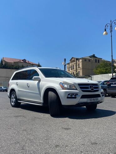 Mercedes-Benz: Ağ rəngdə olan Mercedes-Benz GL-Class SUV. Avtomobilin salonu dəri