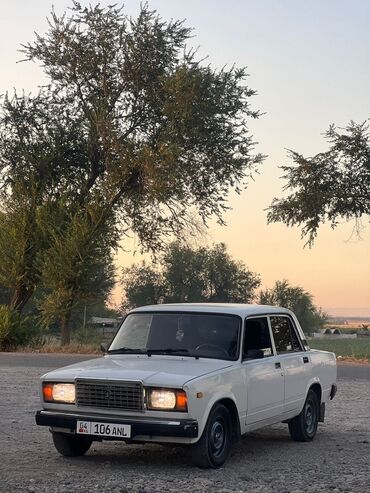 купить фары на ниву: Белый четырехдверный седан Lada 2107 с классическим дизайном. Модель