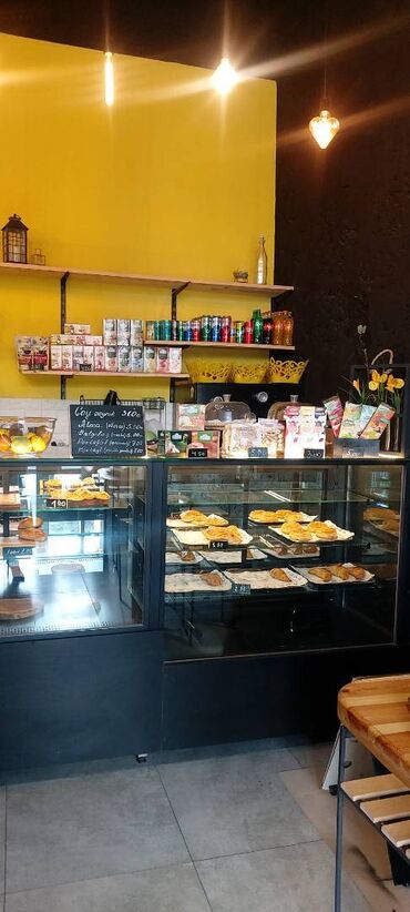Digər restoran, kafe avadanlığı: Vitrin 2 ədəd. Biri soyuducu vitrin digəri adi. Qara rəng. Əla