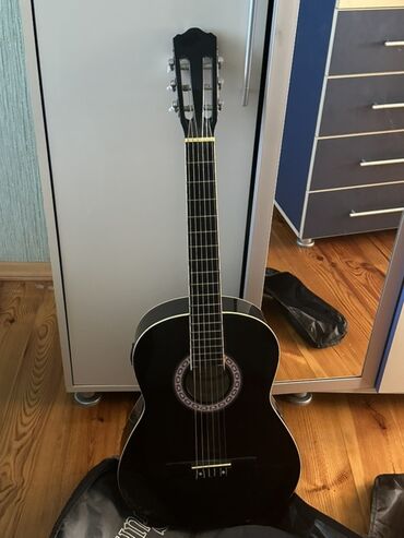 Флейты: Elektro-klassik gitara + çanta - Korpus: parlaq qara rəng, klassik