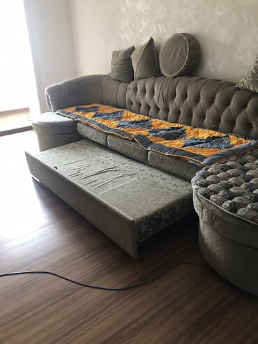 большой удобный диван: Диван-кровать, цвет - Зеленый, Б/у