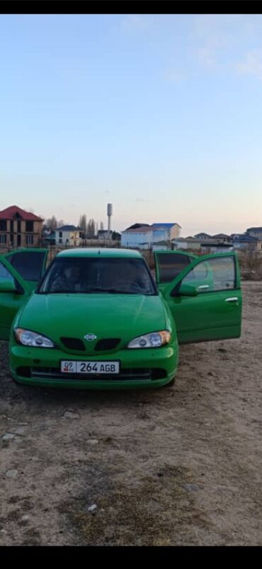 купить бокс на крышу автомобиля бу: Автомобиль Nissan Primera в ярко-зеленом цвете, демонстрирующий свои