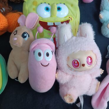 Игрушки: Набор мягких игрушек включает в себя семь различных фигурок, каждая со — 4