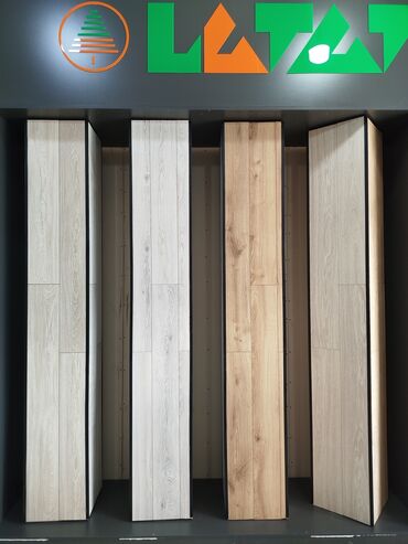 taxta qaplar: Laminat döşəmə panelləri – müxtəlif ağac naxışları və rəng çalarları