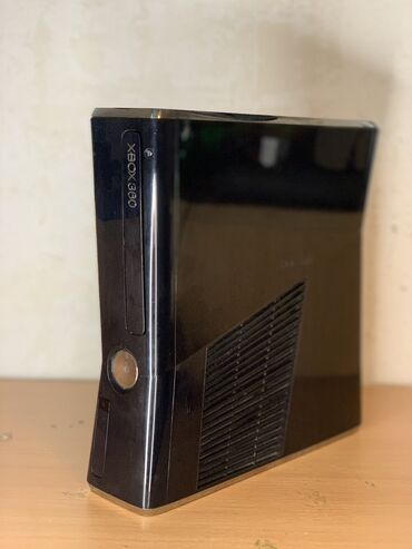 Xbox 360 & Xbox: Xbox 360 Slim. Now Vrlo malo koraćen 4 dzojstika prima orginal i — 17