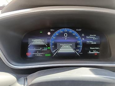 byd e2 2024: Toyota Corolla: 2023 г., 1.8 л, Вариатор, Гибрид, Седан — 1