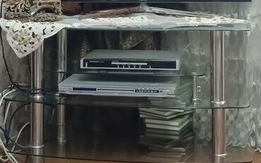мебель полка: Şüşə TV stendi - Material: qalın temperli şüşə rəflər və metal (xrom