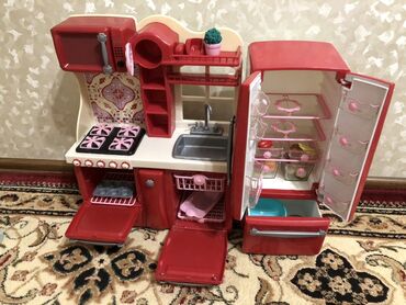 оюнчук машина: Игровой кухонный набор для детей, выполненный в красном цвете