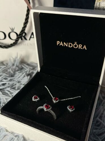 пандора кольца: Набор украшений Pandora в подарочной коробке. Состав комплекта: -