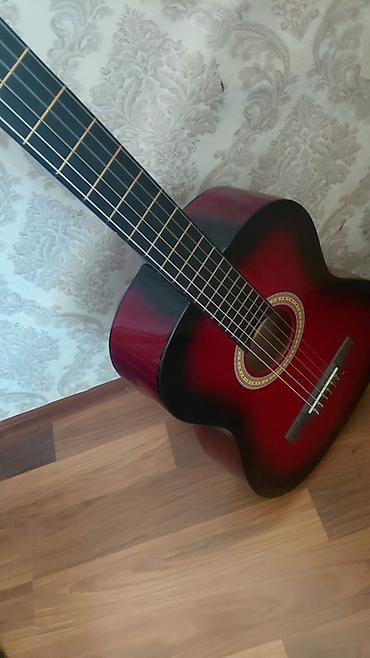 simli ped: Klassik akustik gitara – 4/4 tam ölçü. Qırmızı-bordo rəng keçişli — 2