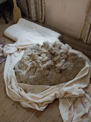 Döşəklər: Yorğan yunu 5kilo satılır əlaqe nömresi : 070 774 56 56 kilosu 2