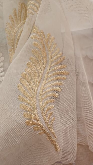 Pərdə və tüllər: Ağ rəngli, zərif güllü naxışlarla bəzədilmiş tül pərdə. Yüngül və — 11