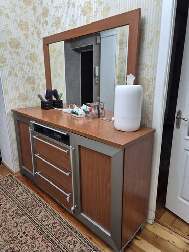 тополь большой: Комод с зеркалом в отличном состоянии. цена 7 тыс. самовывоз Бишкек