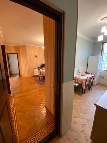 Uzunmüddətli kirayə mənzillər: 28 may metrosuna yaxın Amerika səfirliyinə yaxın 5 mertebeli binanın — 10