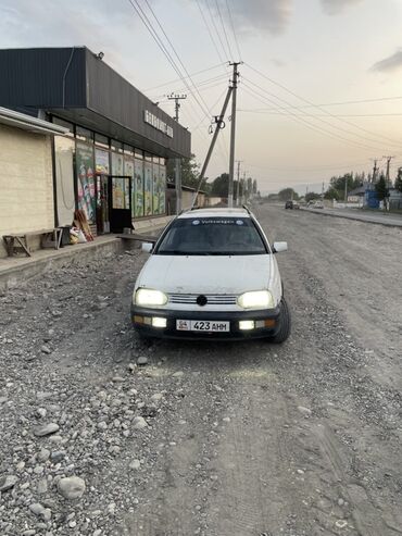 цены набор ключей для авто: Белый легковой автомобиль Volkswagen Golf третьего поколения