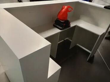 Ostali nameštaj: Pult 15 Materijal: Izrađen od Univera u belom dekoru, debljine 18mm — 9