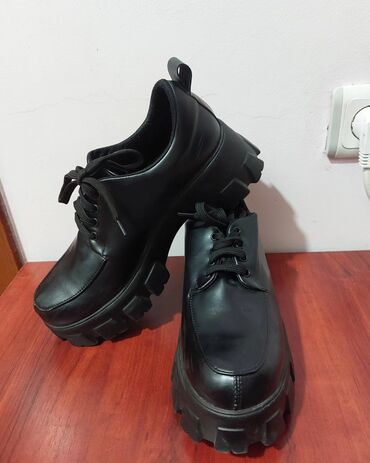 Ženska obuća: Cipele 38, bоја - Crna