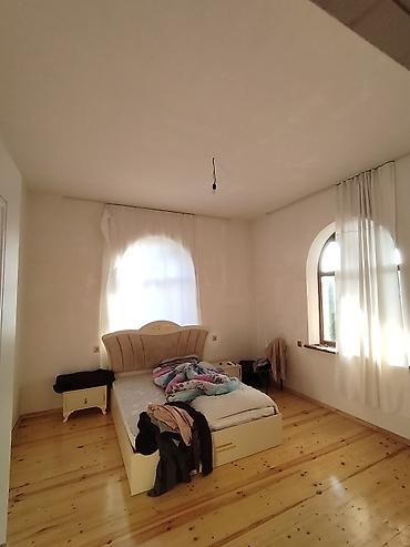 montində satilan evlər: Kirayə həyət evi verilir Şəmkirin kür qəsebəsində. 300 azn evin her — 4