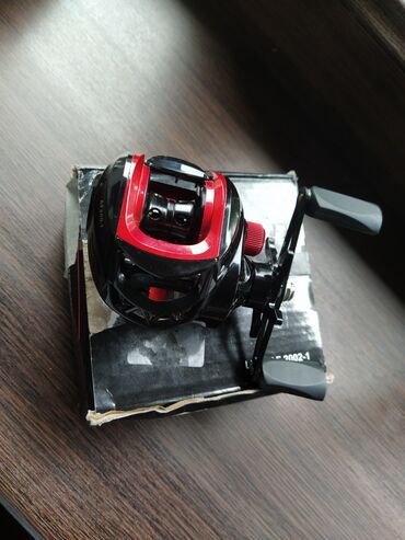 камера для рыбалки: Катушка мультиплткатор новая цвет черна красный каробка есть все