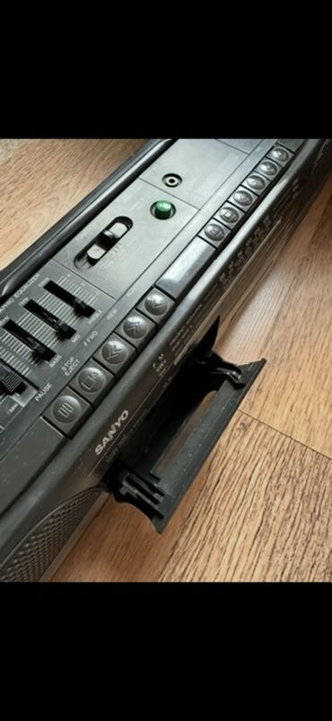 купить проигрыватель: Портативный магнитола Sanyo с двойной кассетной декой - Стереозвук