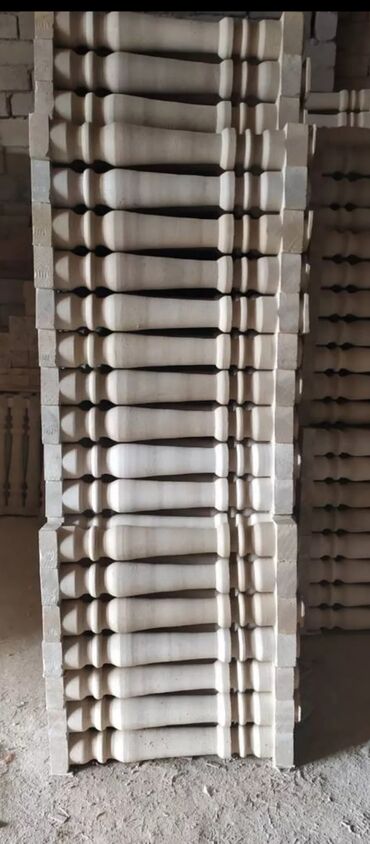 Pilləkən məhəccərləri: Ağ rəngli, müxtəlif formalı və ölçülü dəmir-beton sütunlar. Bu — 18