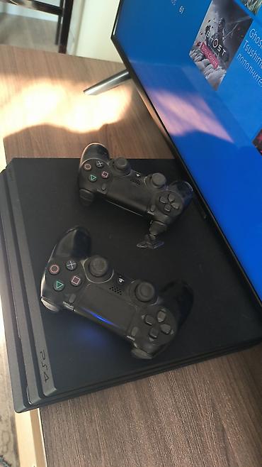 сони плейстейшн 4 про: PlayStation 4 Pro (черная, серия CUH-7xx) с двумя беспроводными — 1
