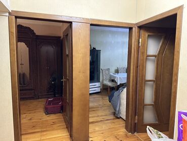 Uzunmüddətli kirayə mənzillər: 3 otaqlı mənzil – tam mebellə - Geniş, işıqlı qonaq otağı: tavandan — 12