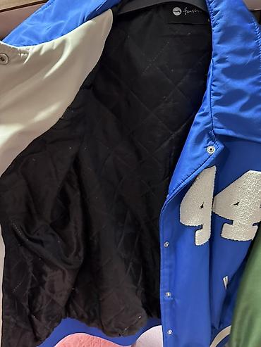 tuklu kurtka: Stil sahibi varsity tipli gödəkçə. Dizaynında mavi, ağ, tünd göy və — 2