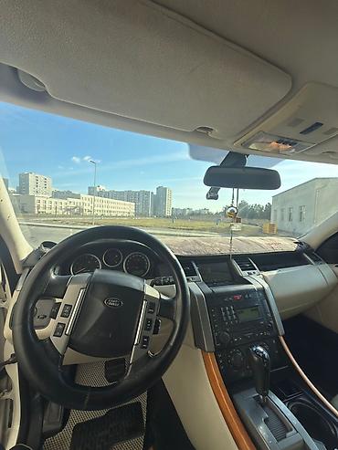 Land Rover: Range Rover Sport – ağ rəngdə, 5 qapılı SUV. Əsas xüsusiyyətlər: - — 11