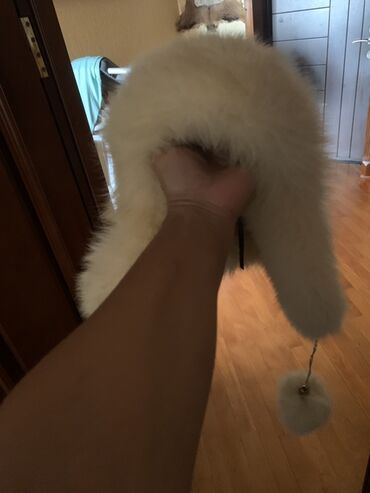 kişi üçün yun şap şaplar: Ağ rəngli qış papağı – qulaqlı, tüklü kənarlı - Model: qulaqlı