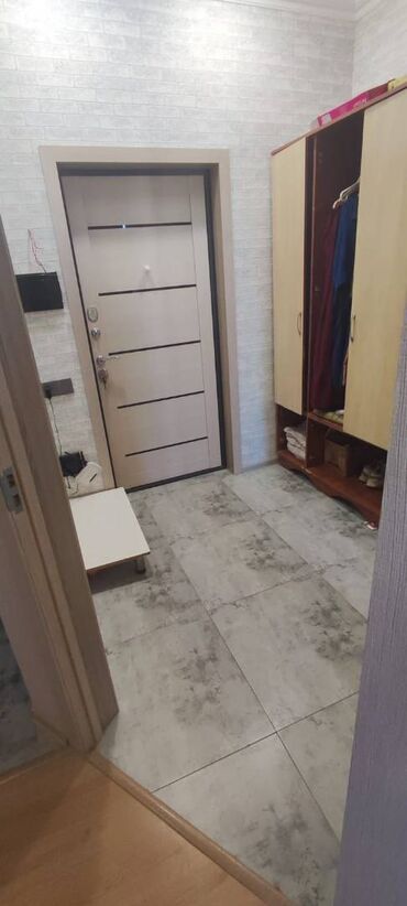 Uzunmüddətli kirayə mənzillər: Mənzil tam əşyalı kirayə verilir. 14.12 mərtəbə, 58 kv, 1 otaq, (1-2 — 8