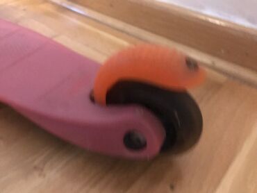 Trotineti, skejtbordovi i hoverbordovi: Micro trotinet Sa torbicom U super stanju na Zvezdari moguce — 7