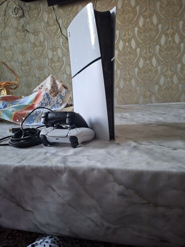 пк держатель: Игровая приставка PlayStation 5 с дисководом, выполненная в