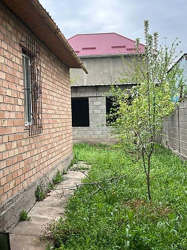 Продажа коттеджей и домов: Продается дом с просторным двором и хозяйственными постройками. - — 31