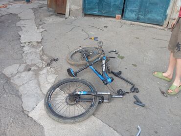 велосипед карбоновый: Продам велик,сломана каретка на вилке,остальное все рабочее