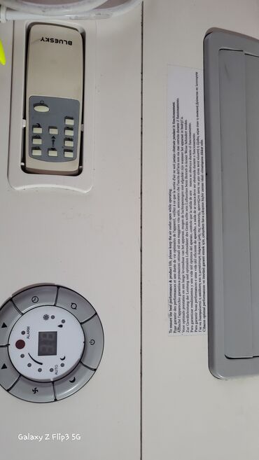 stalak za dzojstik: Pokretni klima uređaj marke Bluesky, model BMC 9000, sa daljinskim