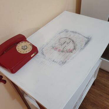 Komode: Komoda/konzola u retro stilu sa dve police i kliznim vratima. - — 2