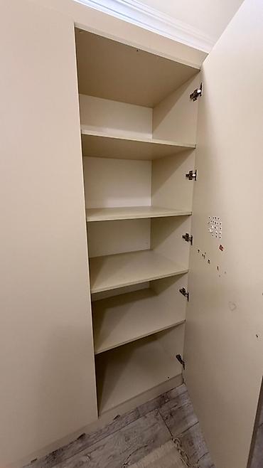 koridor dolapları: Geyim şkafı – açılan qapılı, bej rəngdə, minimalist dizayn — 4