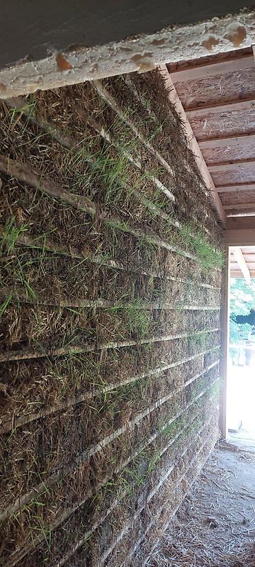 Другие стройуслуги: Стена дома, частично утепленная тюками соломы, закрепленными — 3