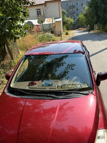 запчасти ниссан альмера тино: Tünd qırmızı rəngli Nissan Tiida avtomobili, gündəlik istifadə üçün