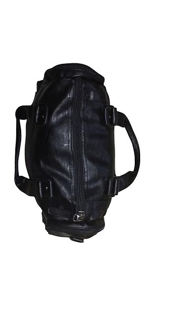 Классические сумки: Черная дорожная сумка из искусственной кожи с двумя ручками сверху и at lalafo.kg — 5 Классические сумки: Черная дорожная сумка из искусственной кожи с двумя ручками сверху и — 5