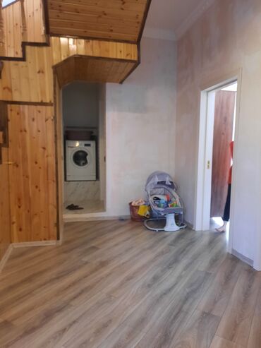 Digər taxta-şalban: Iki mərtəbəli evin daxilində taxta üzlü pilləkən və geniş hol sistemi — 3