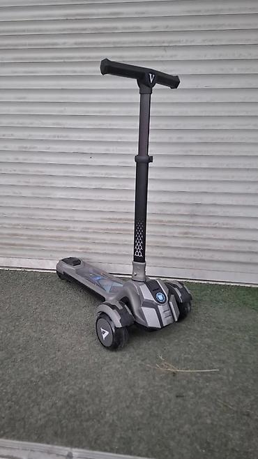 Детские велосипеды: Детский велосипед в синем цвете, оснащенный дополнительными боковыми — 9