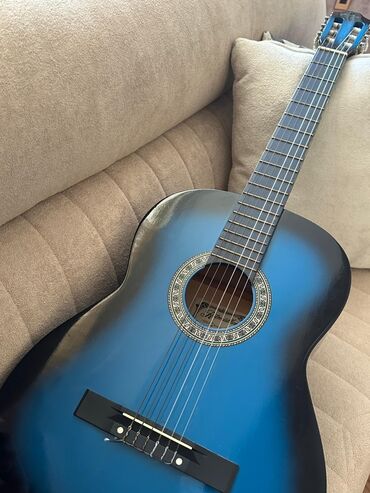 Nəfəs alətləri: Mavi rəngdə klassik gitara. Alətin korpusu parlaq göy rəngdə olub